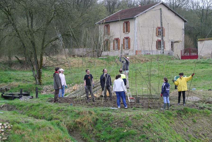 construction de la coupole végétale en chantier participatif