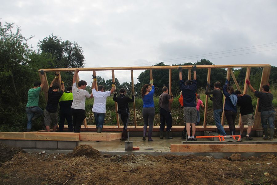 construction du poulailler en chantier participatif