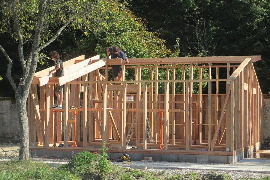 construction du poulailler en chantier participatif